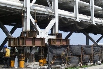 南北樓房遷移工程-大型輸油管架沉陷校正工程