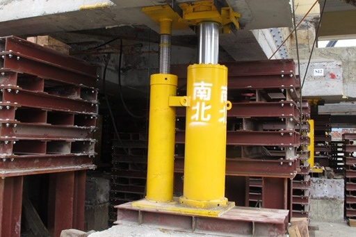 南北樓房遷移工程-140噸千斤頂頂昇